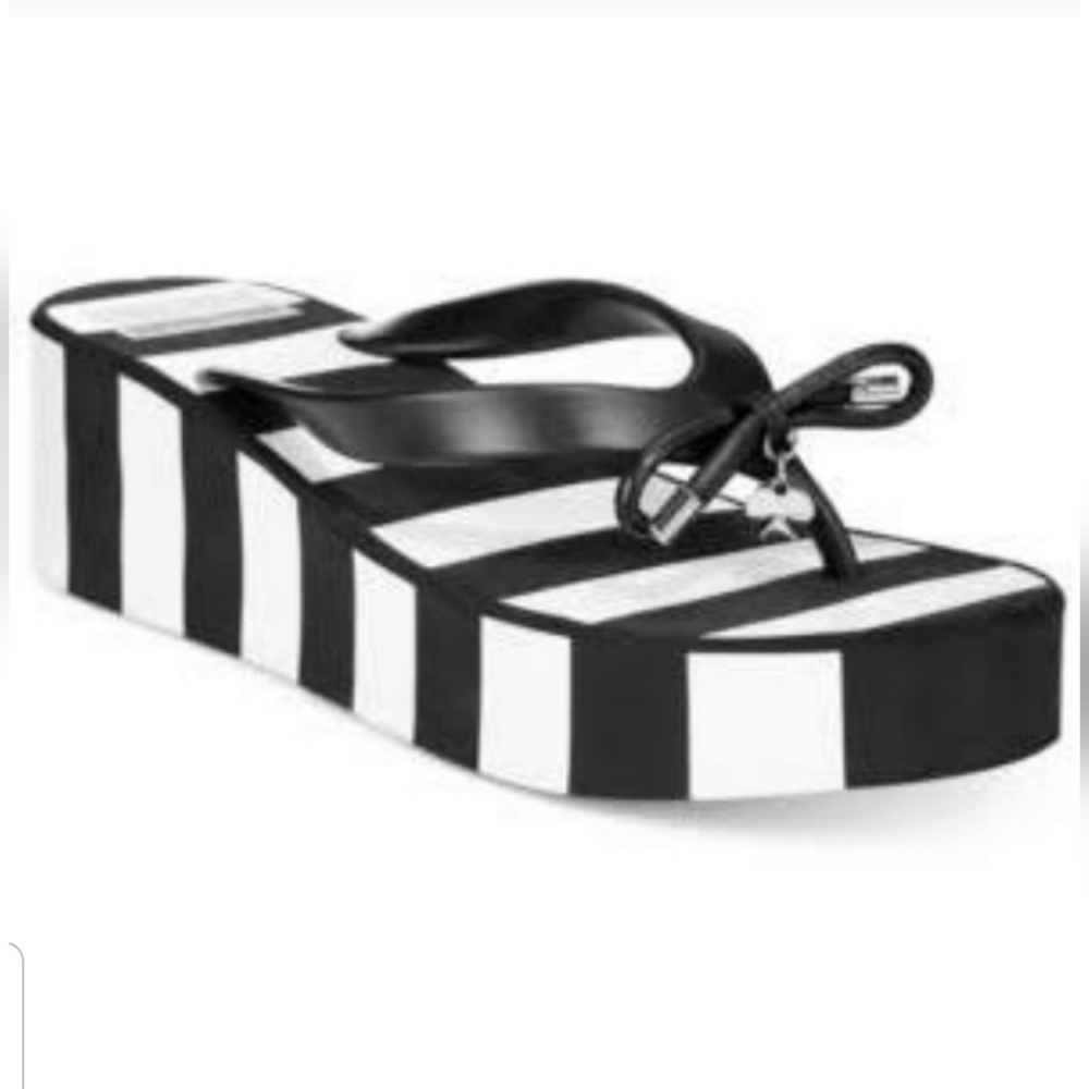 Round open-toe slip-on sandal